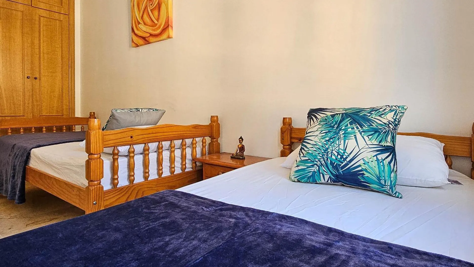 Three Bedroom Apartment In Las Chapas Marbella Espanha