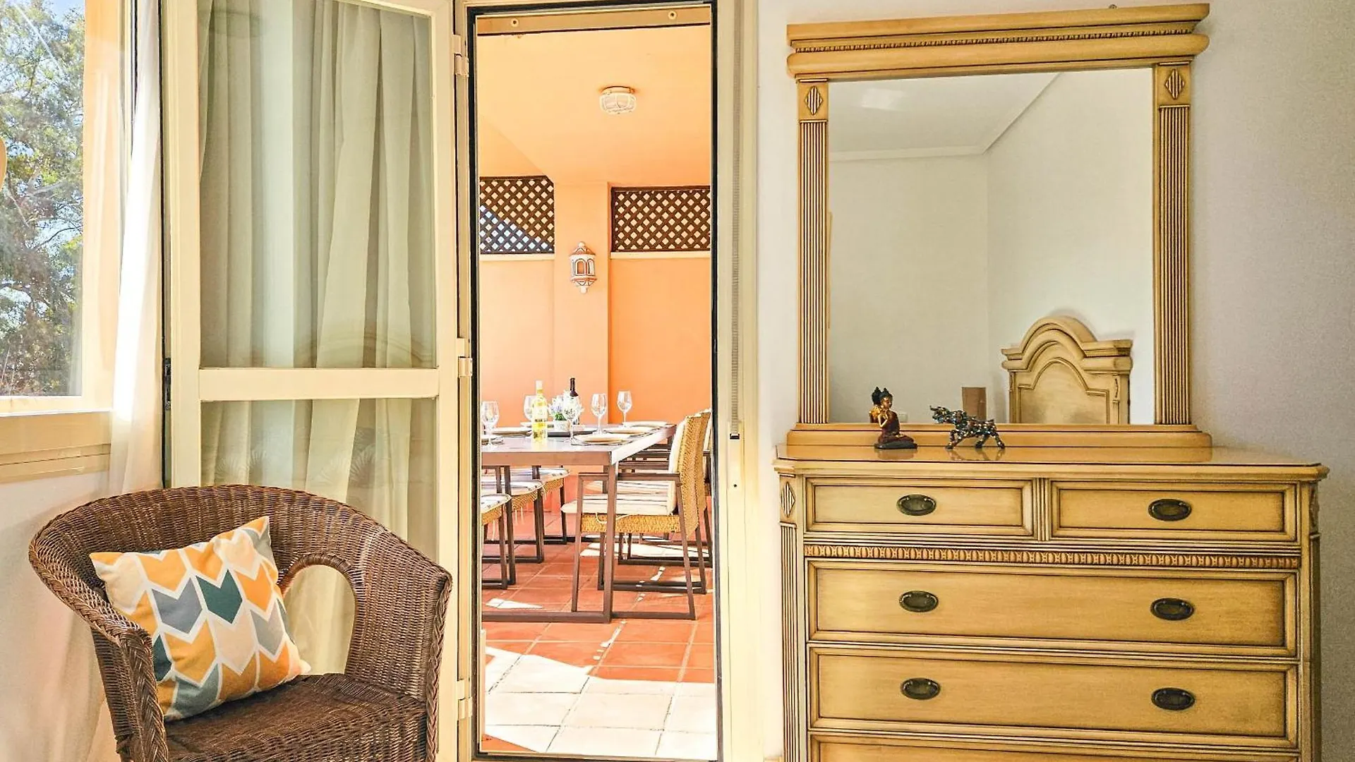 Three Bedroom Apartment In Las Chapas Marbella Espanha